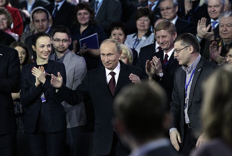 Владимир Путин приветствует собравшихся на конференции Общероссийского народного фронта.
