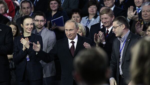 Владимир Путин приветствует собравшихся на конференции Общероссийского народного фронта.