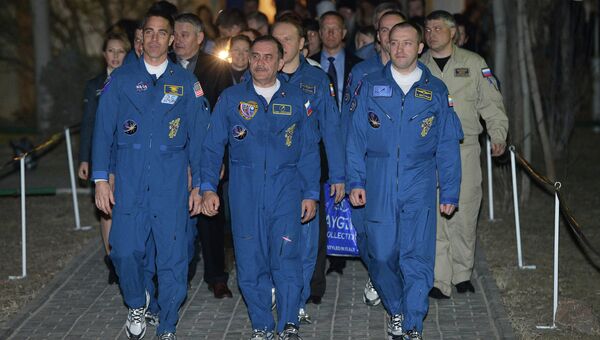 Члены экипажа пилотируемого корабля Союз-ТМА-08М на космодроме Байконур, архивное фото