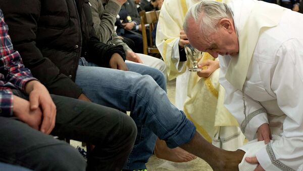 Папа Франциск в Великий четверг омыл ноги малолетним преступникам