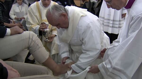 Папа Римский в Страстную неделю омыл и поцеловал ноги преступникам-подросткам