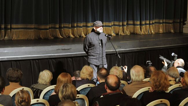 Андрей Могучий и труппа БДТ имени Товстоногова. Архивное фото