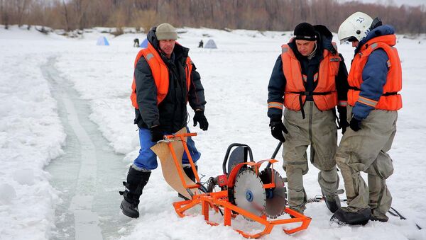 Спасатели с техникой для вскрытия льда