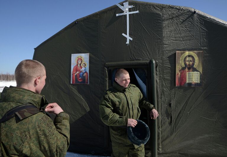 Военнослужащие выходят из мобильного храма, развернутого на месте десантирования в Рязанской области