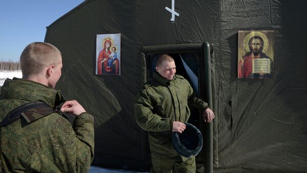 Военнослужащие выходят из мобильного храма, развернутого на месте десантирования в Рязанской области