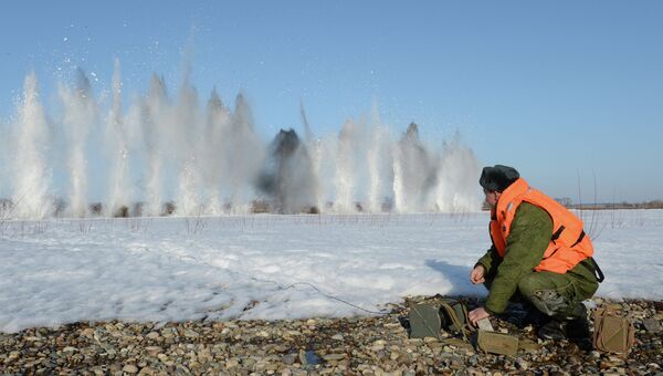 Военные ликвидируют ледовые заторы на реке Бия. Архивное фото