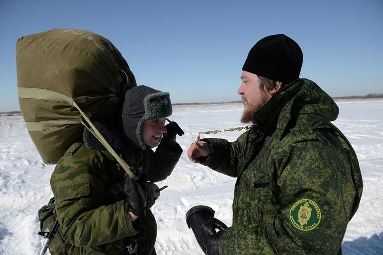 Священнослужитель (справа) во время учебно-тренировочных сборов по воздушно-десантной подготовке военных священников в Рязанской области