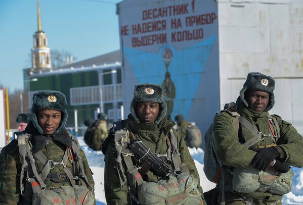 Иностранные курсанты, проходящие обучение в училище воздушно-десантных войск в Рязани