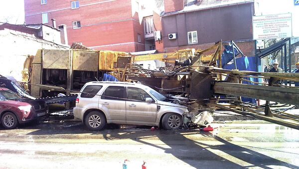 Строительный бурильщик упал, повредив четыре машины в Ростове-на-Дону