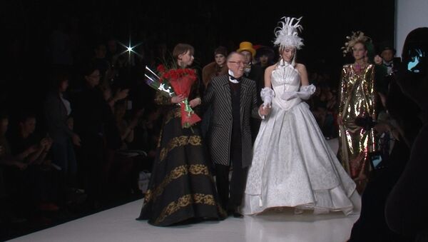 Пальто и платья в стиле ретро: показ Зайцева открыл Неделю моды в Москве