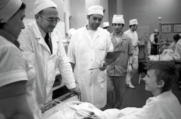 Хирург Михаил Перельман навещает свою пациентку после операции