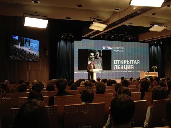 Первый президент СССР выступает перед собравшимися в зале Центра документального кино. Первый президент СССР выступает перед собравшимися в зале Центра документального кино.