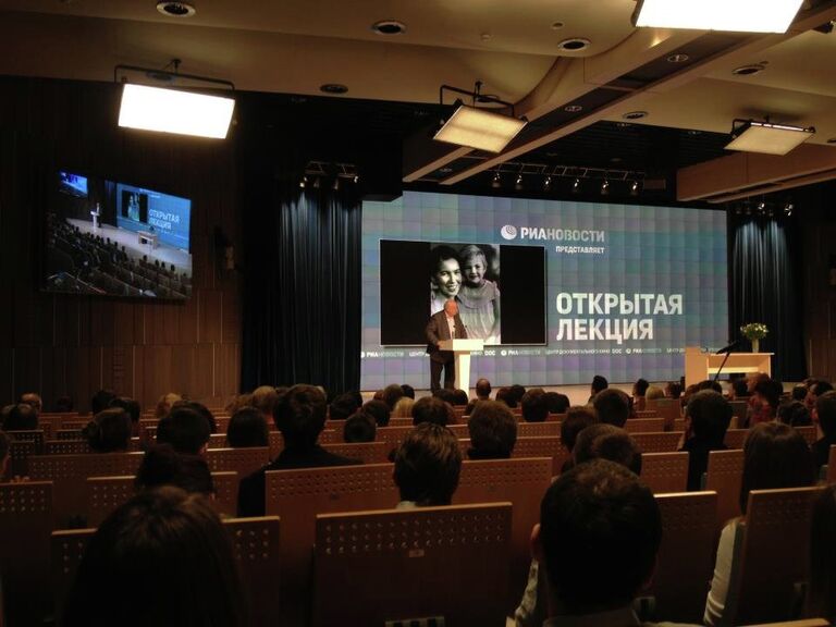 Первый президент СССР выступает перед собравшимися в зале Центра документального кино. Первый президент СССР выступает перед собравшимися в зале Центра документального кино.