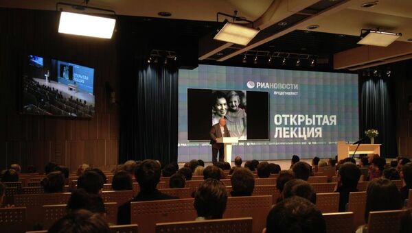 Первый президент СССР выступает перед собравшимися в зале Центра документального кино.