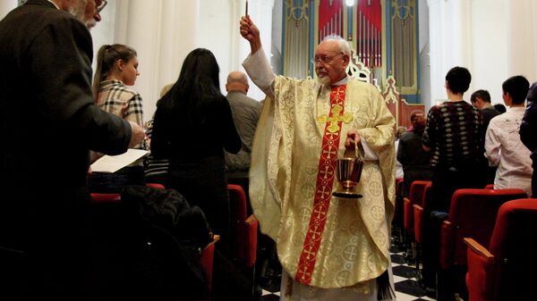 Настоятель католического прихода Пресвятой Богородицы во Владивостоке отец Мирон Эффинг ведет праздничную службу. Архивное фото