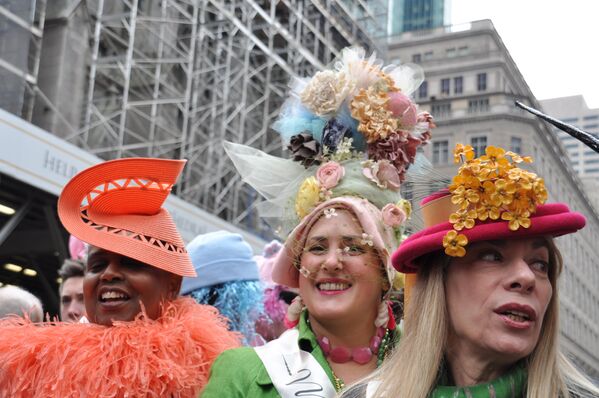 Участники пасхального парада шляп в Нью-Йорке