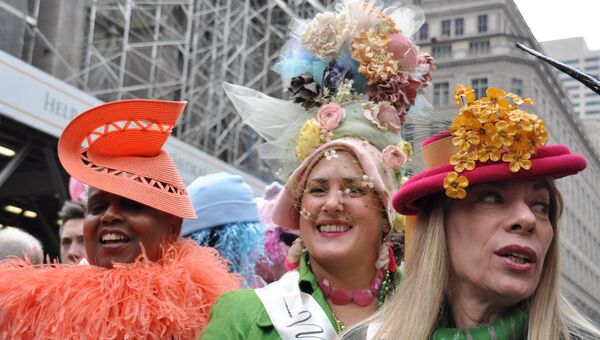 Участники пасхального парада шляп в Нью-Йорке