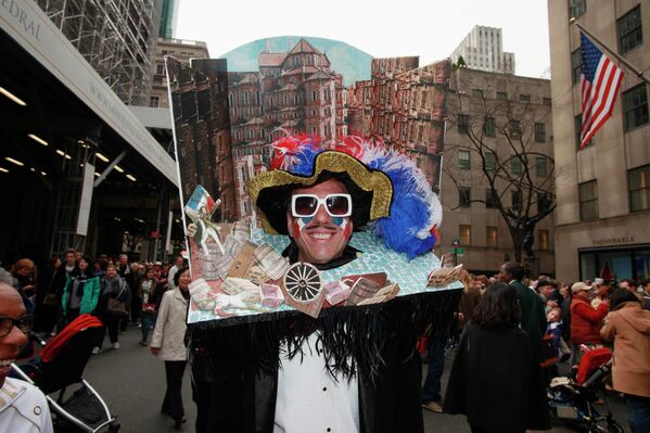 Участник пасхального парада шляп в Нью-Йорке