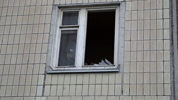 Последствия взрыва гранаты в жилом доме в Петербурге