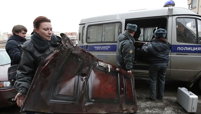 Полиция работает на месте взрыва гранаты в жилом доме в Петербурге