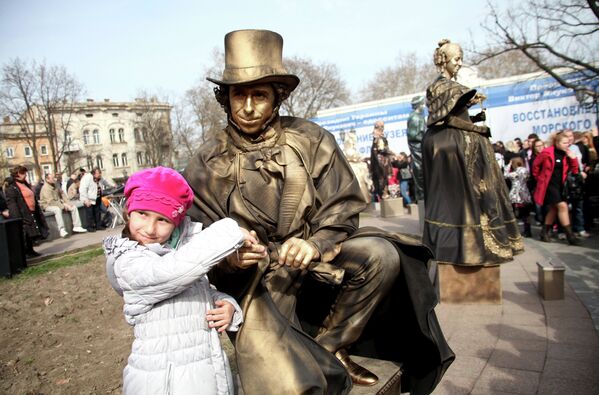 Жительница Одессы на фестивале живых скульптур