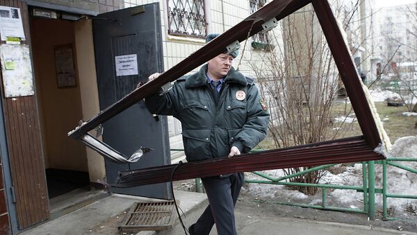Сотрудники полиции работают на месте взрыва гранаты в жилом доме в Петербурге