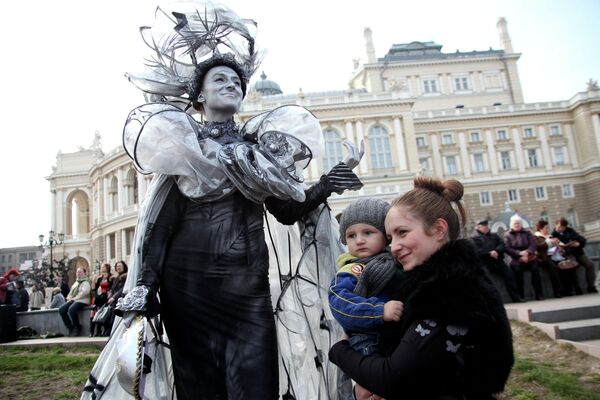 Жители Одессы на фестивале живых скульптур