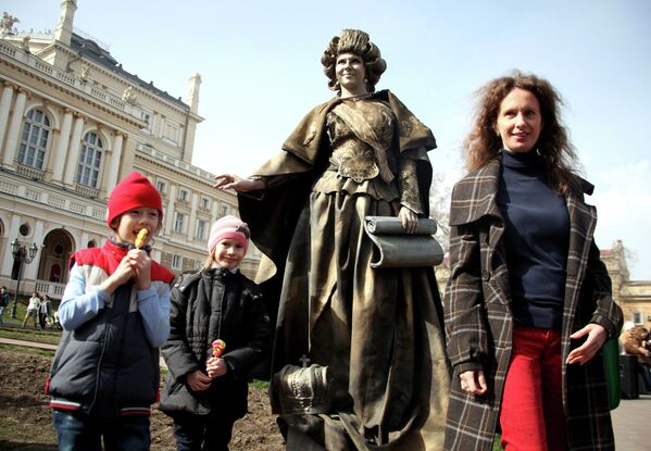 Жители Одессы на фестивале живых скульптур