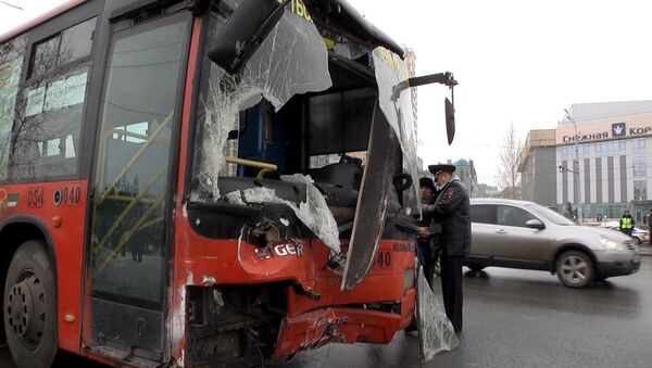 Помятый автобус и снесенная опора освещения – ДТП на остановке в Казани