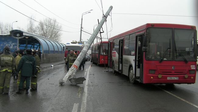 Маршрутный автобус въехал в опору освещения