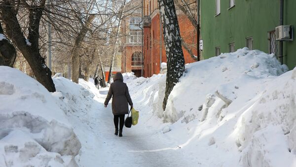 Снежные сугробы в Новосибирске, архивное фото