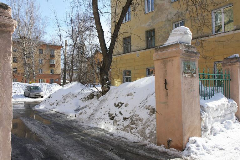 Снежные завалы во дворах Калининского района в Новосибирске