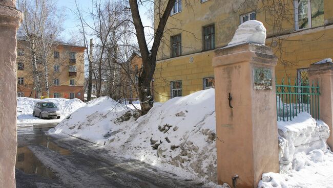 Снежные завалы во дворах Калининского района в Новосибирске