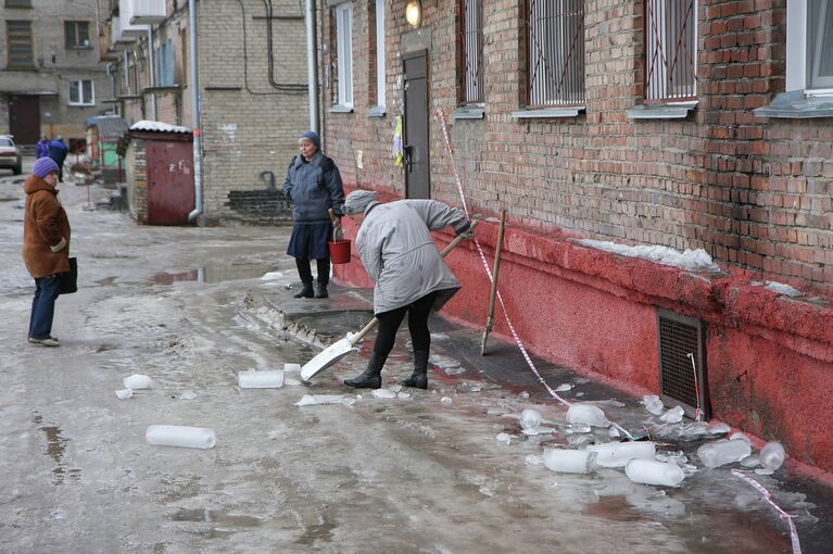 Уборка льда в Ленинском районе Новосибирска