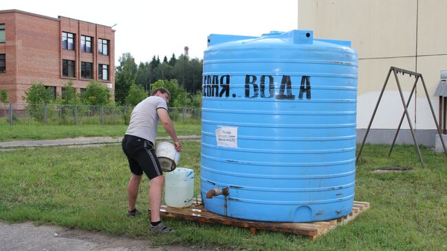 Бочка с водой на случай аварии водопровода в Костроме, архивное фото