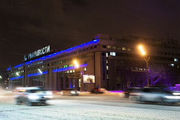 Здание РИА Новости освещено синим светом в рамках акции Light it Up Blue