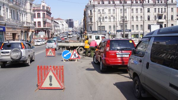 Асфальт провалился на дороге в центре Владивостока