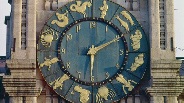 Часы на башне Казанского вокзала в Москве