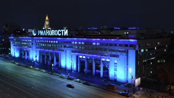 Здание агентства РИА Новости подсвечено синими прожекторами в рамках акции Light It Up Blue