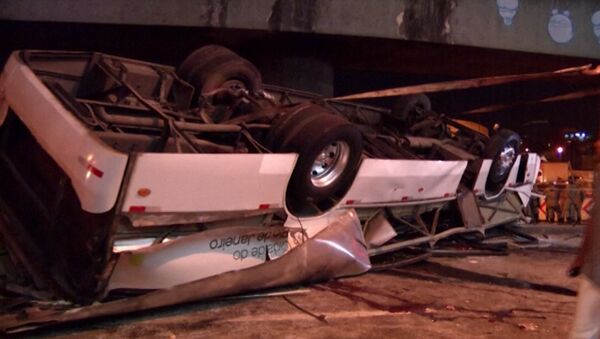 Крупное ДТП в Бразилии: пассажирский автобус рухнул с путепровода на шоссе