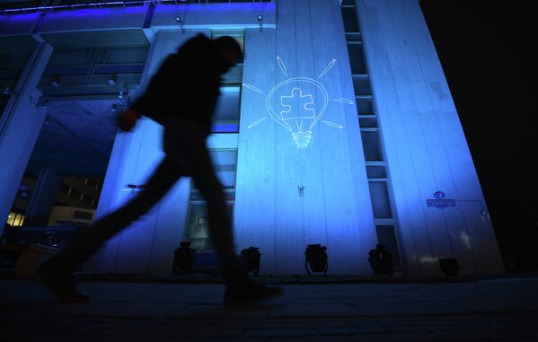 Логотип акции Light It Up Blue, посвященной Всемирному дню распространения информации о проблеме аутизма, на здании агентства РИА Новости