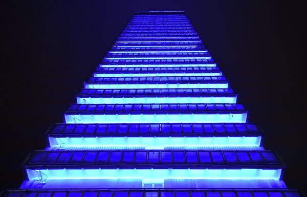 Высотное здание на Новом Арбате подсвечено синими прожекторами в рамках акции Light It Up Blue