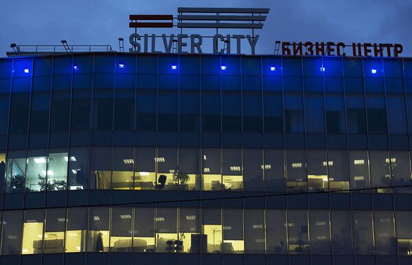Здание бизнес-центра Серебряный город подсвечено синими прожекторами в рамках акции Light It Up Blue
