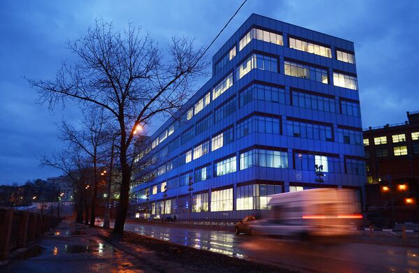 Здание делового центра ЛеФОРТ подсвечено синими прожекторами в рамках акции Light It Up Blue