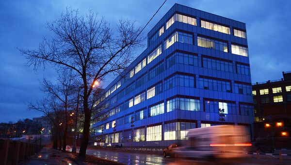Здание делового центра ЛеФОРТ подсвечено синими прожекторами в рамках акции Light It Up Blue. Архивное фото