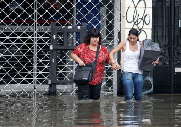Люди на затопленной улице Буэнос-Айроса