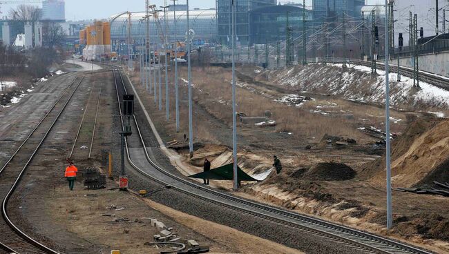 Взрывотехники работают на месте обнаружения бомбы рядом с Центральным железнодорожным вокзалом Берлина