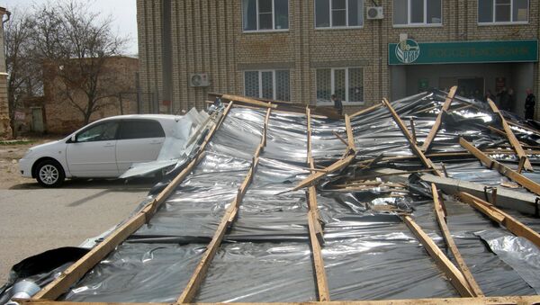 На месте срыва крыши с офиса банка в Астраханской области
