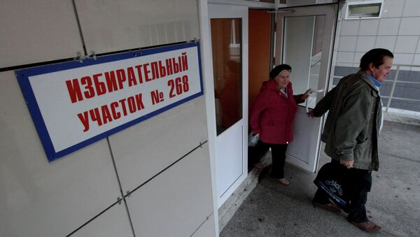 Жители Владивостока на избирательном участке