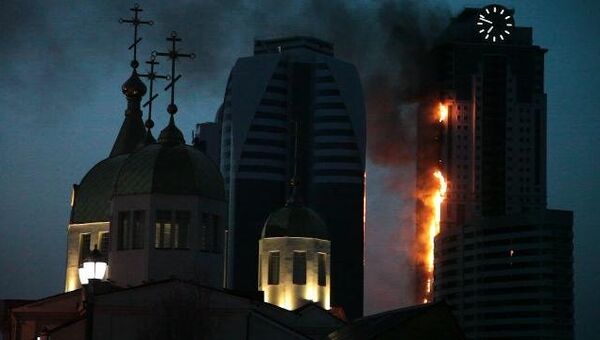 Одно из самых высоких зданий комплекса Грозный-Сити охвачено огнем